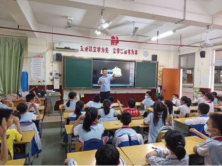 开云 开云体育平台电梯安全、知识产权普法宣讲！美兰分局“老师们”上课啦(图2)